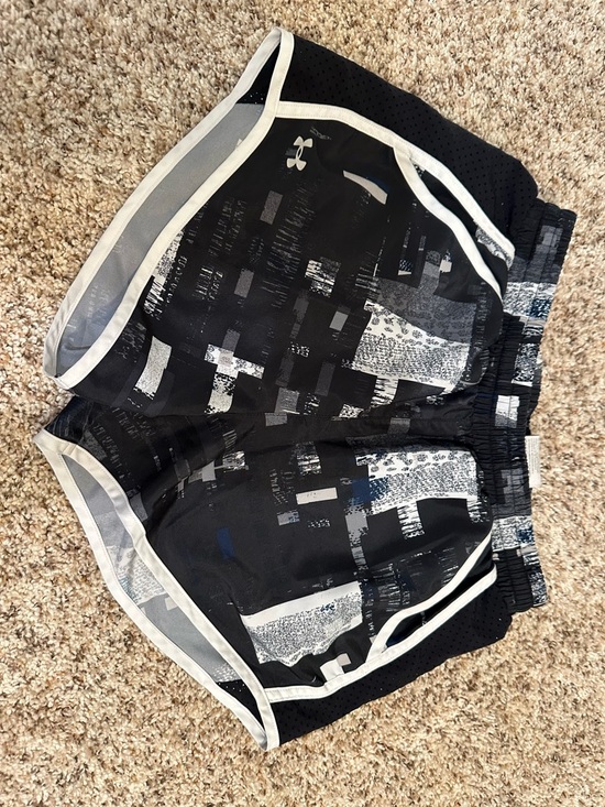 Under Armour Pants - Under Armour Black and White HeatGear Athletic Shorts